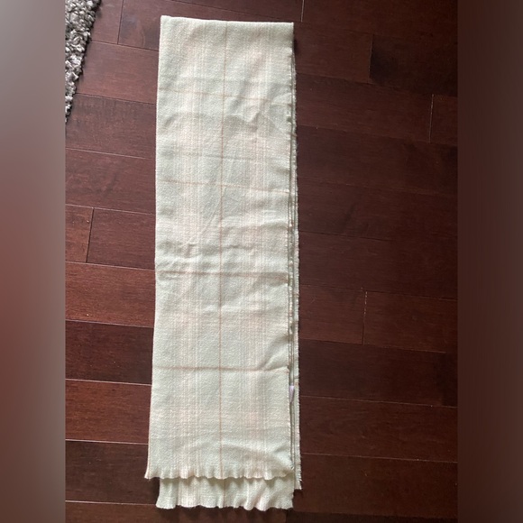 Green scarf - Picture 1 of 5